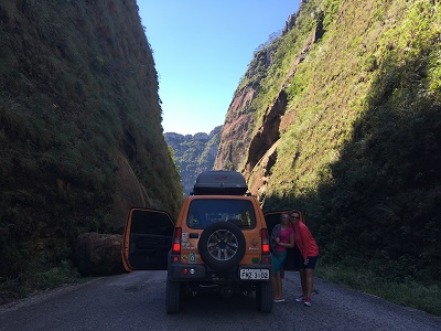 Jeep entre montanhas